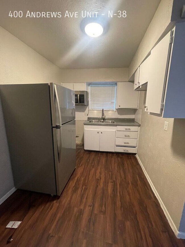Building Photo - Ask about move in specials
