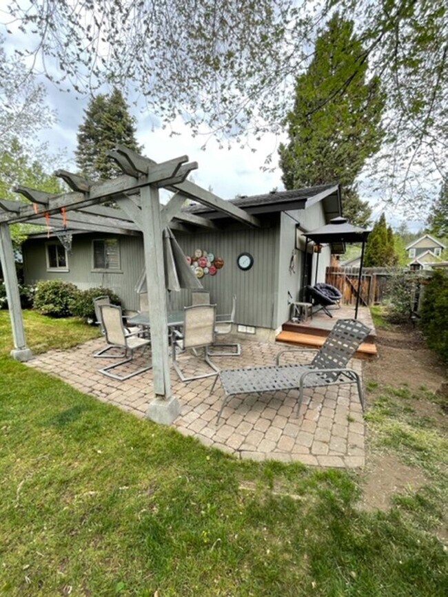 Building Photo - Single Level Westside Home with fabulous b...