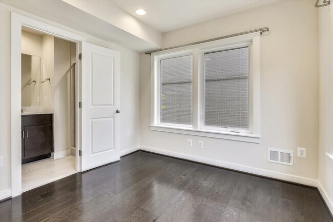 Building Photo - Luxury END-UNIT garage townhouse - 4BD/4.5BA!