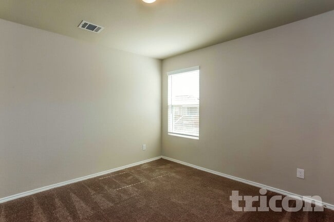 Building Photo - 1932 Bluethroat