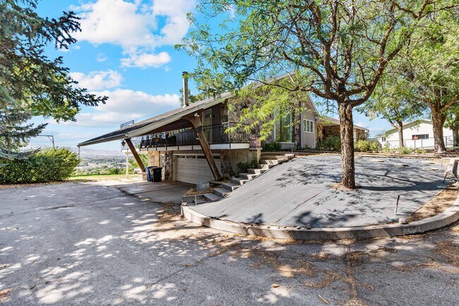 Building Photo - 531 Edgehill Dr