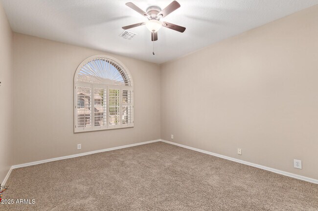 Building Photo - 1211 E Desert Flower Ln