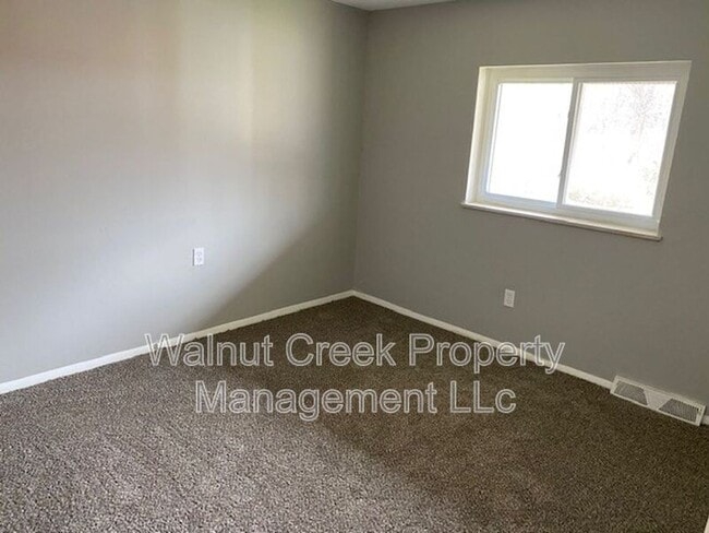 Building Photo - 671-681 Shoreline Dr