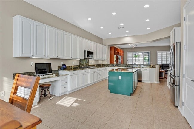 Building Photo - Rental Home with Large Pool