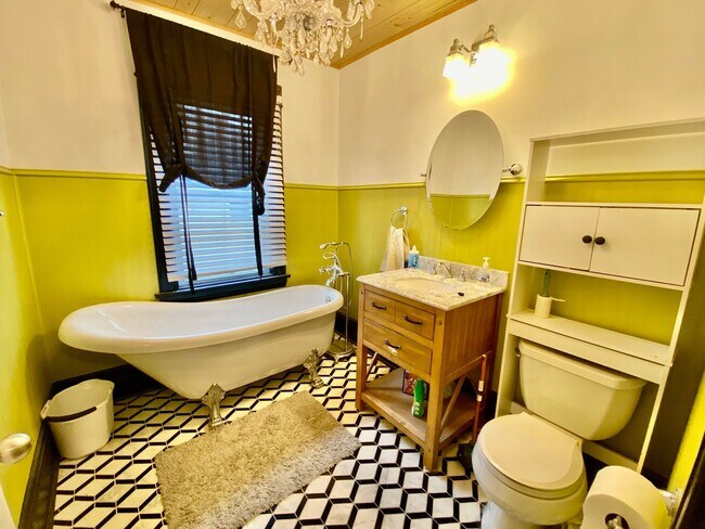 Building Photo - Amazing 5BD/3BA House in Uptown! New kitch...