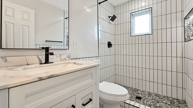 Building Photo - Gorgeous Remodel in Desirable North Central Phoenix Neighborhood