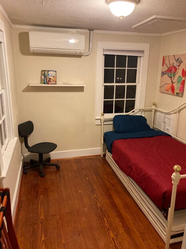 Bedroom 2 Twin bed w/twin trundle - 252 Loudoun St SW