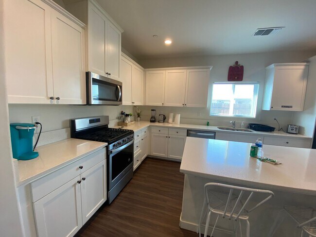 Building Photo - Welcome to the Best Deal in Town. Fully furnished 4 BD 2 BA house on a corner lot