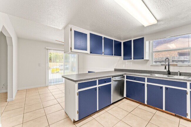 Building Photo - **FIRST MONTH FREE RENT OFFER** Charming 2-Bed Duplex Retreat in Edgewater, so close to the beach...