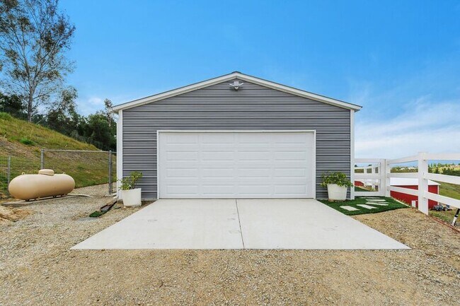 Building Photo - 40589 Los Amantes Rd