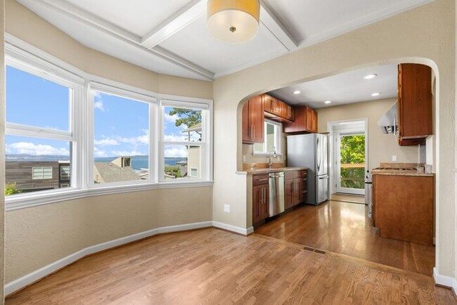 Building Photo - Charming Beach Drive Craftsman w/ AC and V...