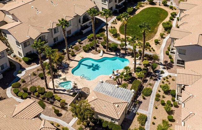 Building Photo - 2 BEDROOM 2 BATH IN NORTHWEST DOUBLE GATED GOLF COURSE COMMUNITY!