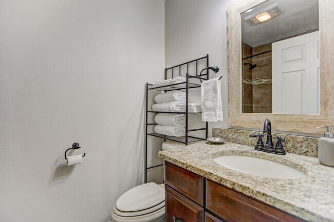 Building Photo - 460 Pine Tree Loop