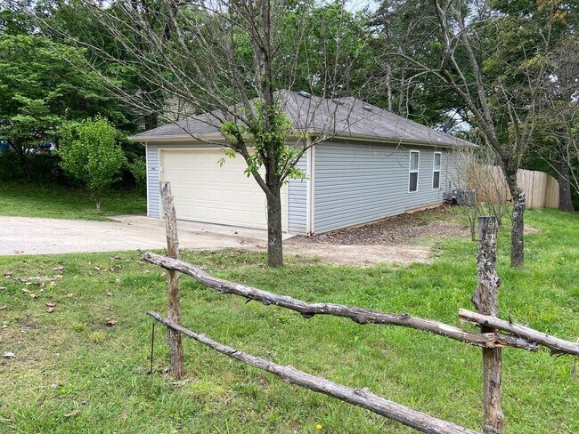 Building Photo - Single-Family Home in Merriam Woods