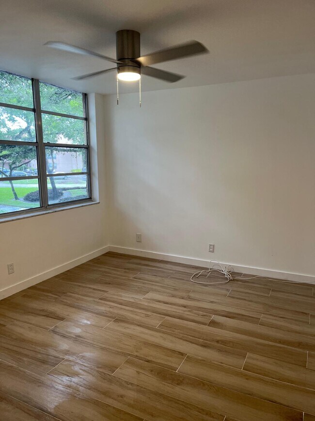 Building Photo - 9441 Live Oak Pl
