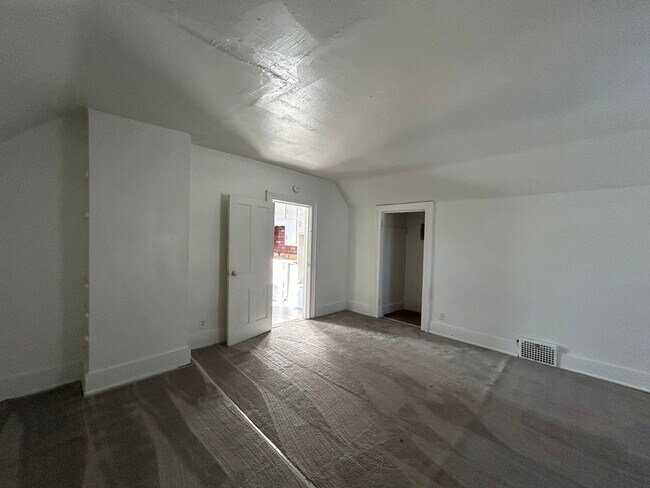 Building Photo - 210 S 4th St