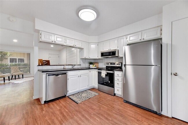 Building Photo - 11904 Broad Oaks Dr