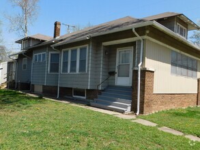 Building Photo - Classic 3 Bed 1 Bath w/ Garage and Storage...