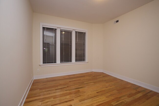 Building Photo - 3450 N Racine Ave