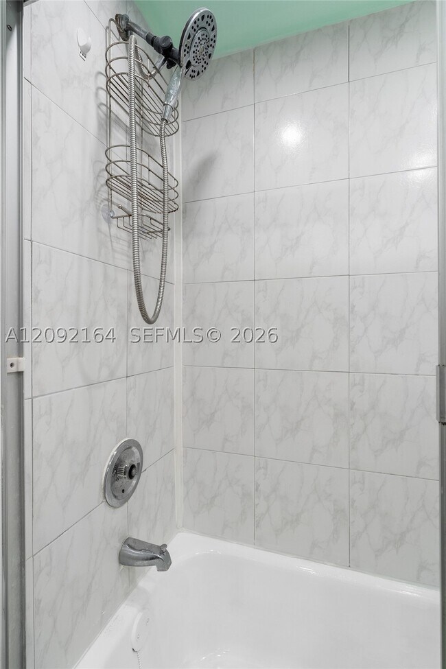 Building Photo - 3670 Inverrary Dr