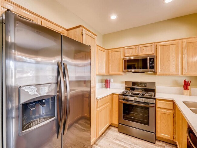 Building Photo - **SHORT TERM GATED LUXURY RENTAL** 3BDRM *2.5 BATH* 2 CAR GARAGE