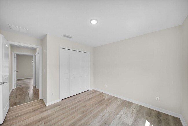 Building Photo - 1820 NE 7th Pl