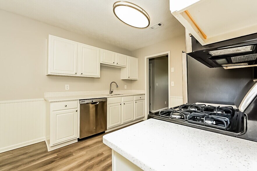 Building Photo - 221 Greenleaf Dr