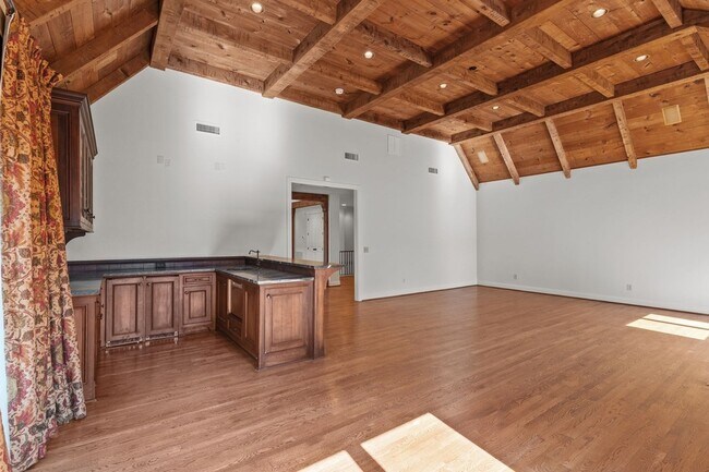 Building Photo - 2019 Overhill Dr