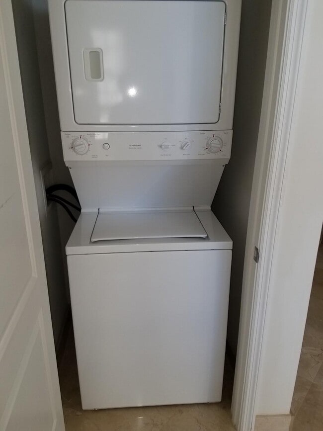 Building Photo - 801 S Olive Ave