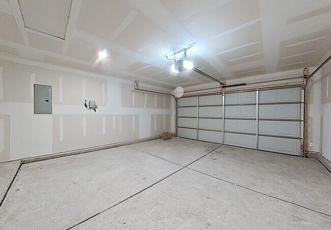 Building Photo - Fabulous and New! 3/2/2