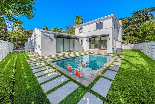 Building Photo - 600 NE 57th St