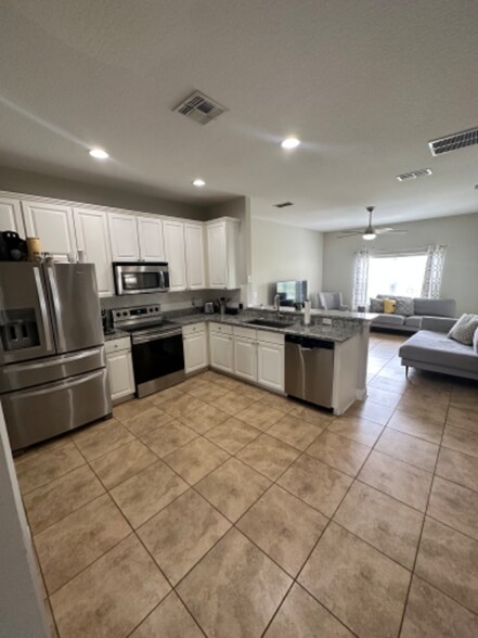 Building Photo - 733 Hacienda Cir