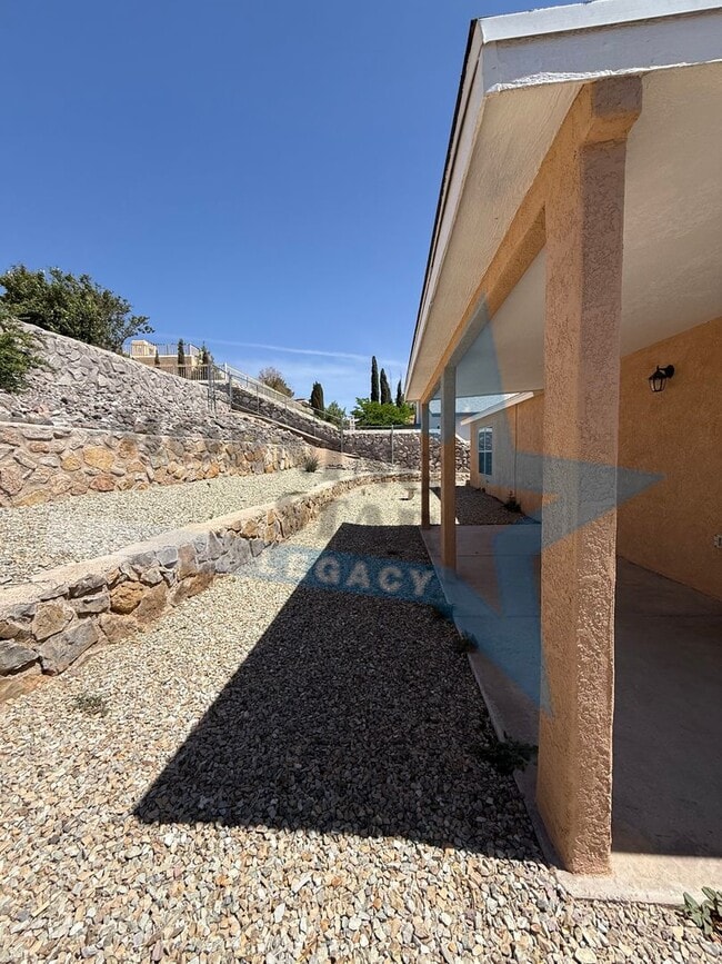Building Photo - Roadrunner area! LOVELY two bedroom home.
