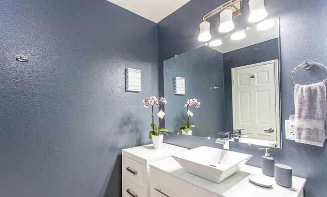 Building Photo - 8530 Holloway Dr