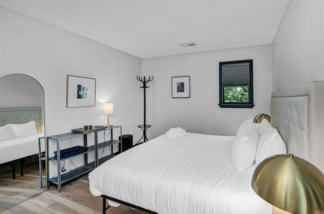 Building Photo - Updated 2BR/2BA Gem Minutes from Downtown Columbia!
