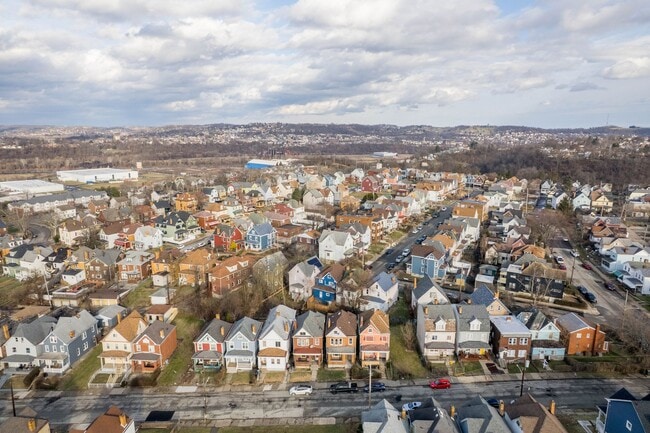 Building Photo - READY FOR MOVE IN! Don't miss this RENOVATED 4-BEDROOM located in Munhall!