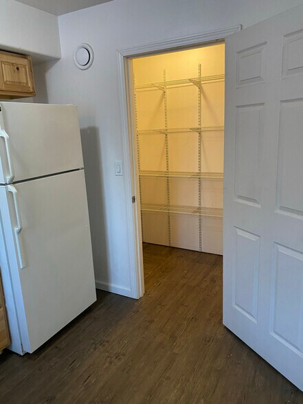 Building Photo - 305 Sarah St