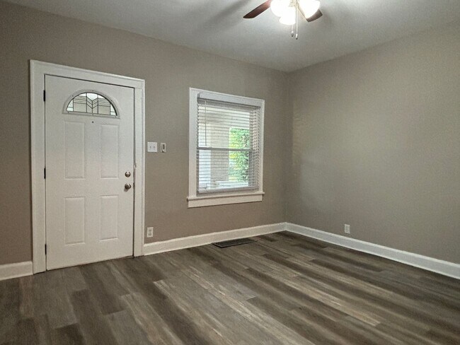 Building Photo - 3-Bed, 1-Bath Home – Fenced Yard, Off-Street Parking, Spacious Kitchen & In-Unit Laundry