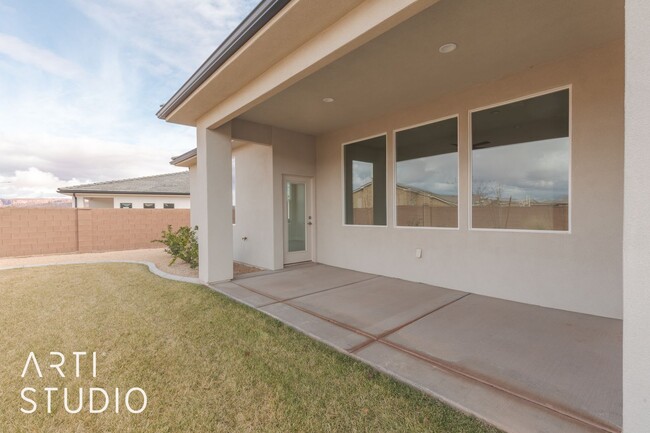 Building Photo - Newer Model Home in Desert Cliffs