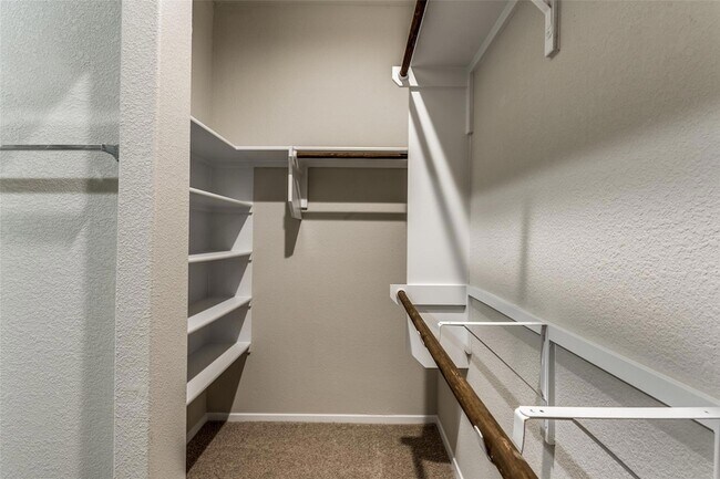 Building Photo - 140 Thunder Oak