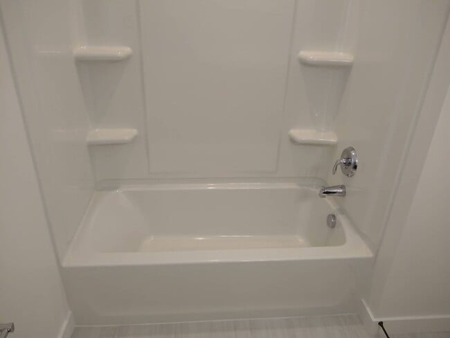 Building Photo - Pet Friendly Gorgeous Row End Townhome w 2...