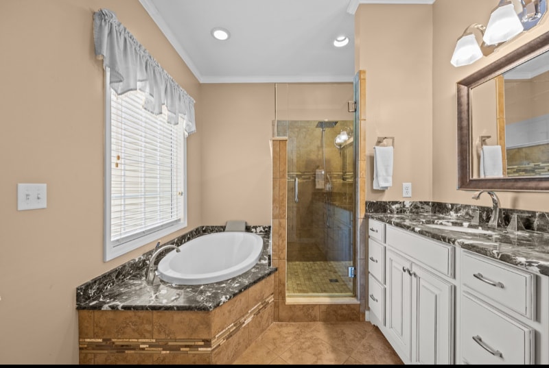 Building Photo - 42 Surrey Run