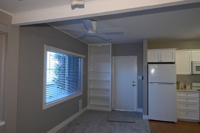 Building Photo - Very Cute 1 Bd/1Ba back half of duplex.