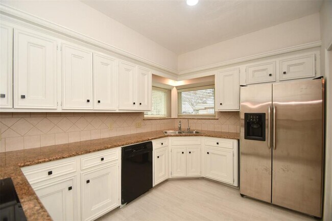 Building Photo - 7614 Club Lake Dr