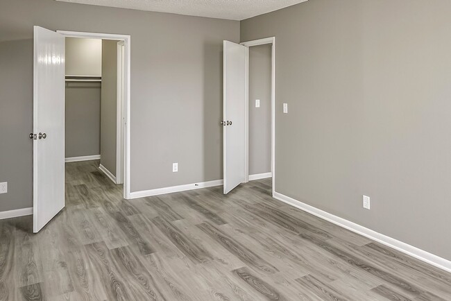 Building Photo - Updated 2-Bed and 1.5- Bath Apartment with Balcony!