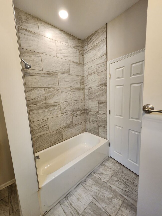 Building Photo - Beautiful 3 bed 3.5 Bath home