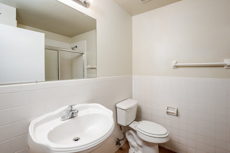 Building Photo - 2640 Rolling Broak Dr