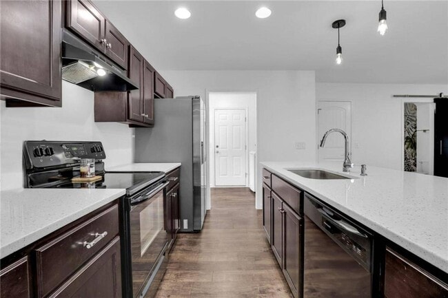 Building Photo - Modern 4 Bedroom South Savannah Home with Fenced Backyard