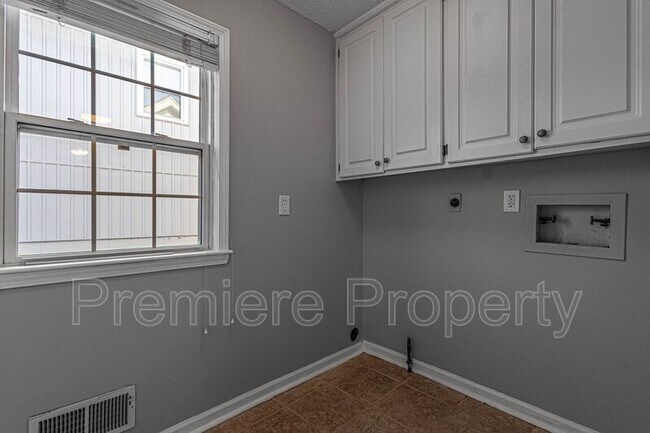 Building Photo - 1011 SW Lorman Dr