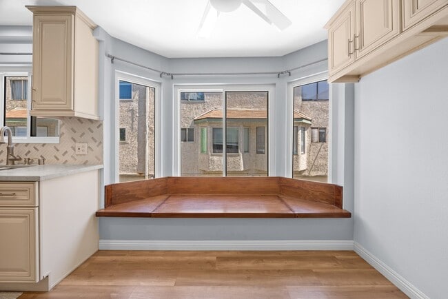 Building Photo - Bright, spacious Van Nuys 3-level townhome